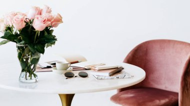 Beyaz masa sosyal şablonunda açık pembe güller