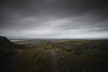 Bir dağın kenarında duran bir adam