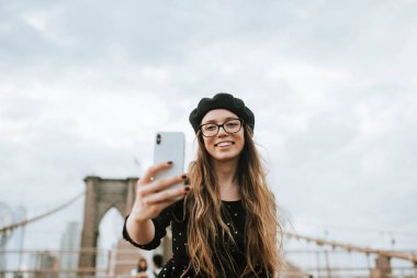 Abd'deki Brooklyn Köprüsü'nde selfie çeken neşeli kadın