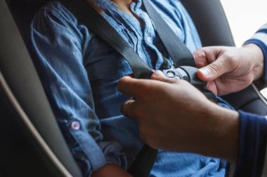 Kemerini tak için yardımcı baba