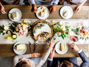 Düğün pastasını keserken masanın havadan görünüşü