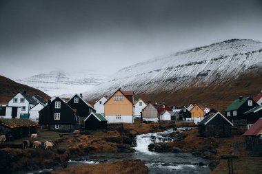 Danimarka 'nın Faroe Adaları Eysturoy kentindeki kuzeyli evleri