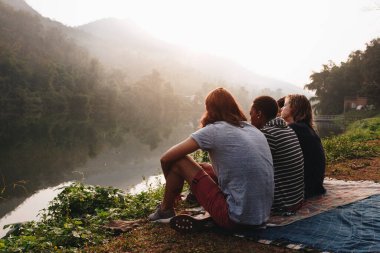 Doğanın keyfini arkadaş grubu