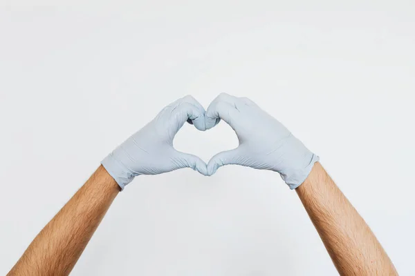 Γάντια Χέρια Κάνει Μια Καρδιά Σχήμα Σημάδι Ένα Γκρι Φόντο — Φωτογραφία Αρχείου