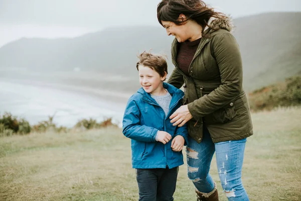 Madre Hijo Paseando Juntos — Foto de Stock