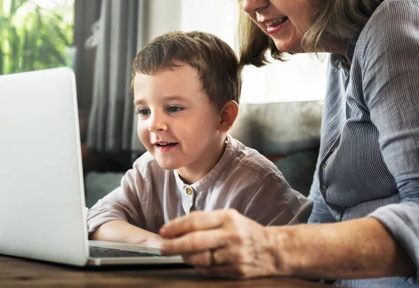 Nenek Dan Cucu Menggunakan Laptop Bersama Sama — Stok Foto