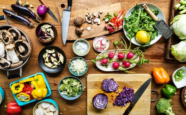 Verschiedene Arten Von Buntem Gemüse Auf Dem Rustikalen Tisch — Stockfoto