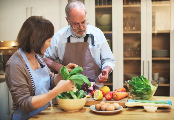 Paar Helpen Koken Voorbereiding Concept — Stockfoto