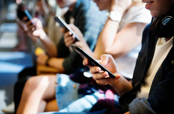 Grupo Jovens Amigos Adultos Usando Smartphones Metrô — Fotografia de Stock