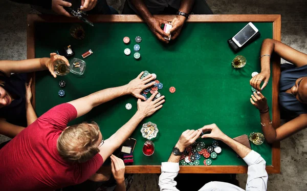 Grupo Diverso Jogando Poker Socializando — Fotografia de Stock