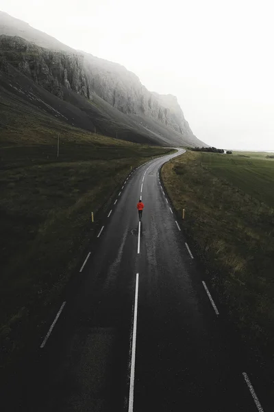 Homem Caminhando Uma Estrada Islândia — Fotografia de Stock