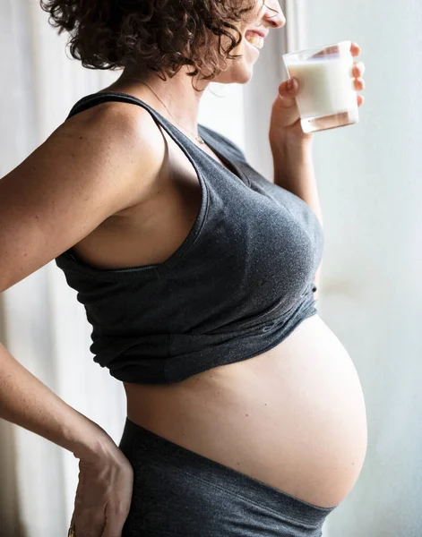 Kvinne Som Drikker Melk Mens Hun Gravid – stockfoto