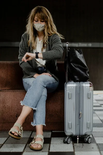 Женщина Смотрит Часы Ожидая Поезда Время Пандемии Коронавируса — стоковое фото