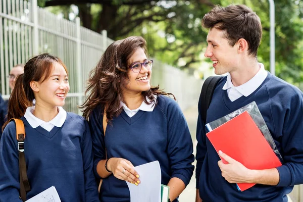 Los Estudiantes Camino Casa Escuela —  Fotos de Stock