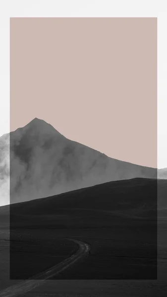 Καμπύλη Δρόμο Ένα Ομιχλώδες Βουνό Κινητό Τηλέφωνο Ταπετσαρία — Φωτογραφία Αρχείου