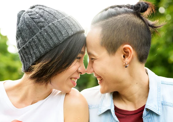 Couple Lesbien Sortir Ensemble Dans Parc — Photo