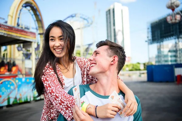 Jovem Casal Divertindo Juntos Parque Diversões — Fotografia de Stock