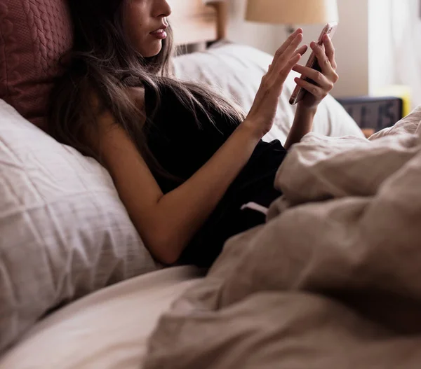 Woman Using Her Phone Bed — Stock Photo, Image