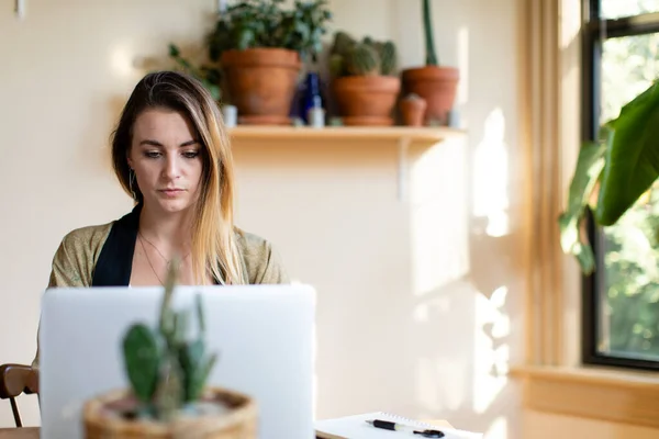 Evde Dizüstü Bilgisayarıyla Çalışan Rahat Bir Kadın — Stok fotoğraf