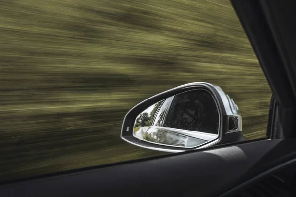 Verschwommener Blick Auf Die Natur Durch Ein Autofenster — Stockfoto