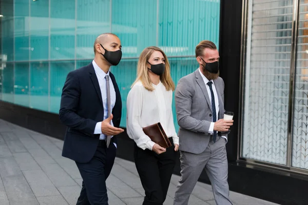 Empresários Máscaras Médicas Caminhando Para Escritório — Fotografia de Stock