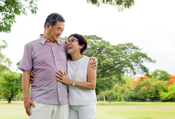 Linda Pareja Ancianos Parque — Foto de Stock