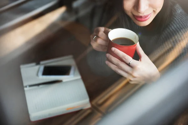 Asiatin Trinkt Kaffee — Stockfoto