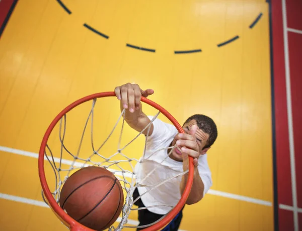 Ung Basketspelare Skjuter — Stockfoto