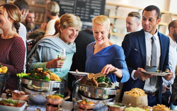 Groep Diverse Mensen Ondervindt Lunch Samen — Stockfoto