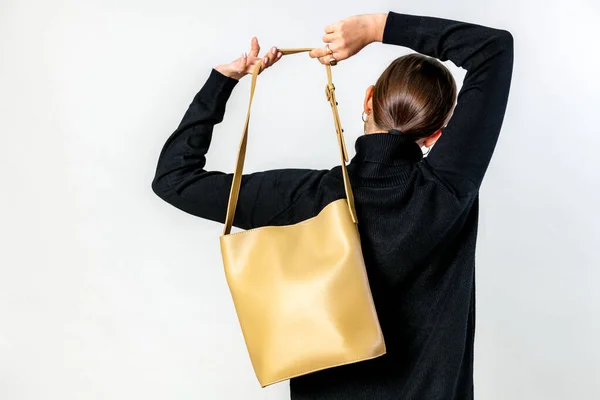 Wanita Dari Belakang Dengan Tas Crossbody Coklat — Stok Foto