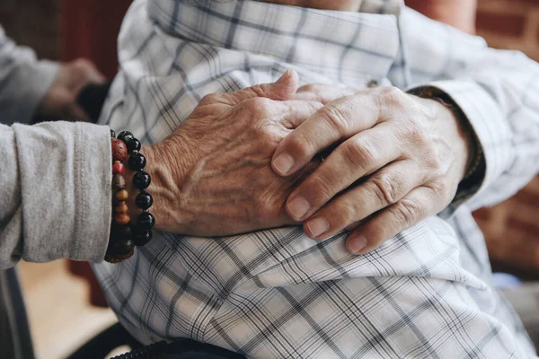 Oudere Man Een Rolstoel Met Zijn Vrouw Hand Zijn Schouder — Stockfoto