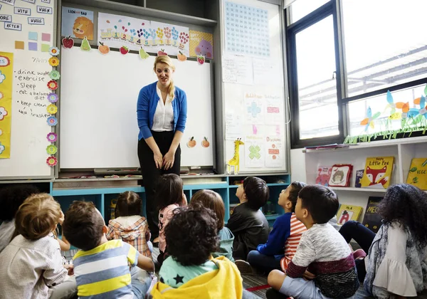 Glückliche Kinder Der Grundschule — Stockfoto