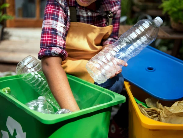 Nahaufnahme Von Händen Die Plastikflaschen Trennen — Stockfoto