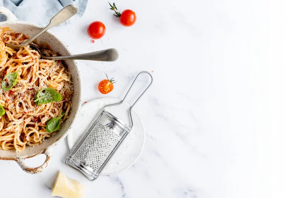 Spaghetti Med Marinara Tomatsås Toppad Med Parmesan Och Basilika Mat — Stockfoto