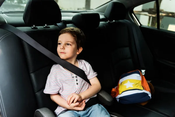Menino Sentado Carro Com Cinto Segurança — Fotografia de Stock