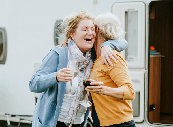 Mulheres Idosas Felizes Abraçando Uns Aos Outros — Fotografia de Stock