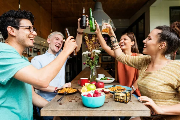 Amici Coppia Pranzo Sparare — Foto Stock