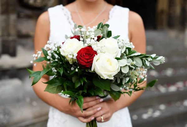 Braut Mit Einem Strauß Rosen — Stockfoto