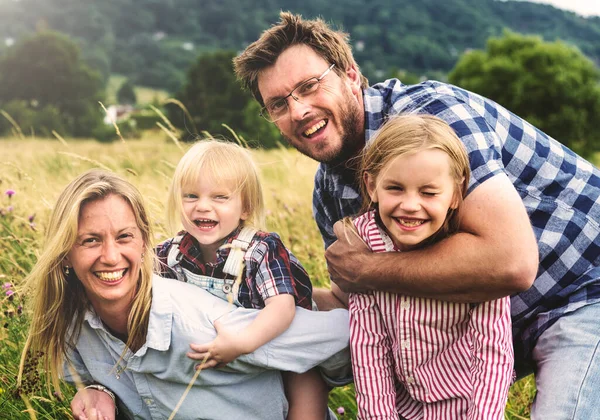 Famiglia Felice Nel Parco — Foto Stock