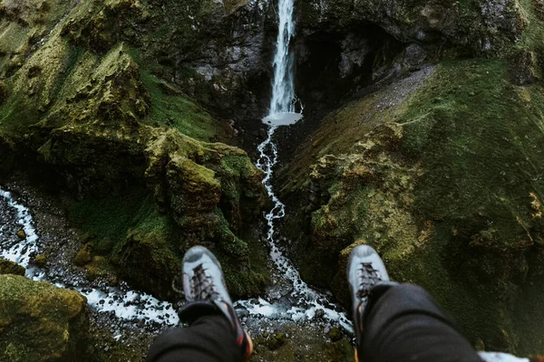 两条腿配上瀑布的景象 — 图库照片