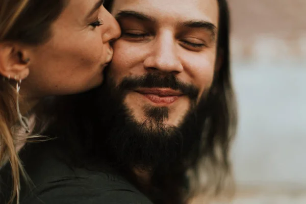 Woman Giving Her Boyfriend Kiss — Stock Photo, Image