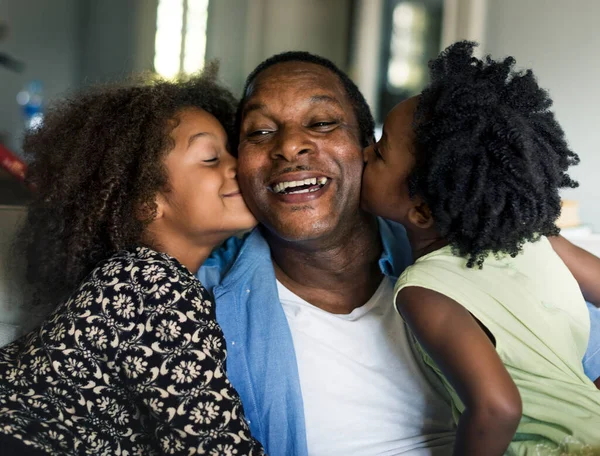 Niños Africanos Besando Padre —  Fotos de Stock