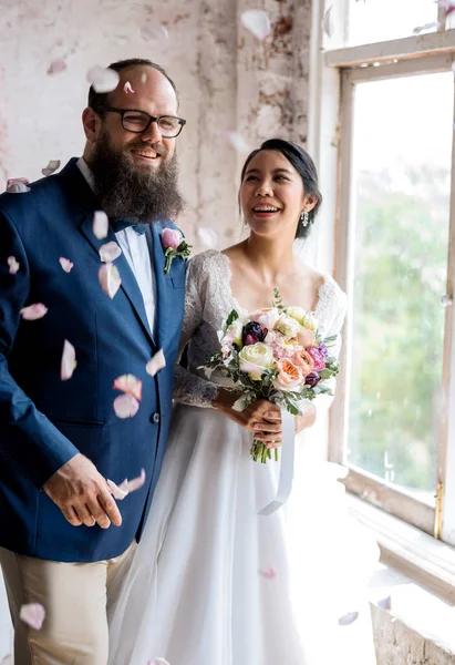 Alegre Recién Casada Pareja Lanzando Confeti Boda Ceremonia —  Fotos de Stock