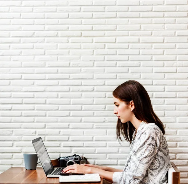 Journalistin Schießt Mit Laptop — Stockfoto