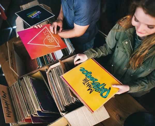 Jovens Uma Loja Discos — Fotografia de Stock