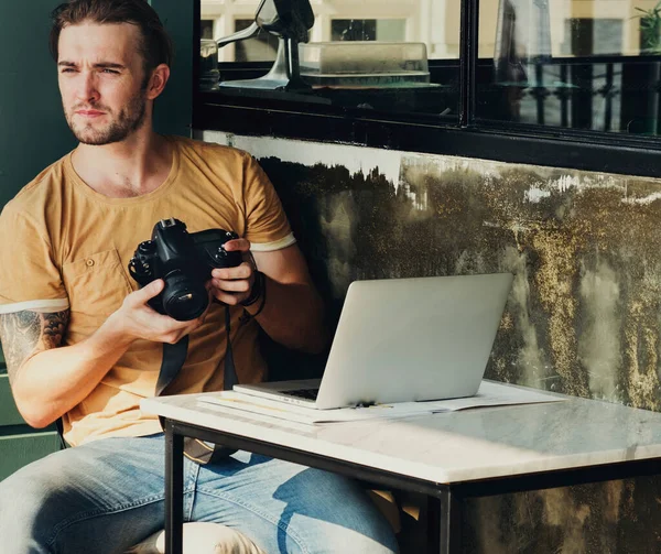 Kaukasische Fotograaf Koffiehuis — Stockfoto