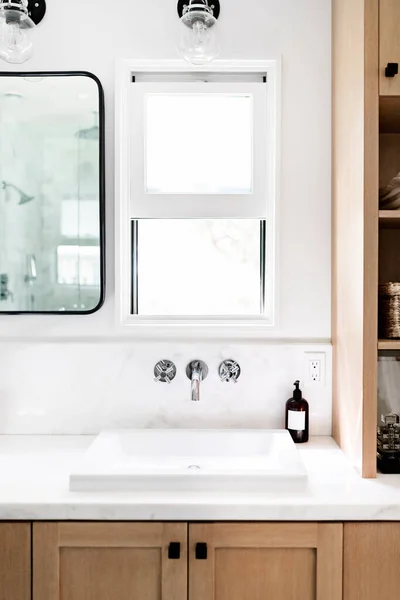 Απλά Φωτεινό Καθαρό Σχεδιασμό Μπάνιο — Φωτογραφία Αρχείου