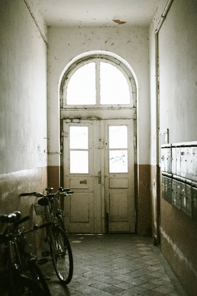 古い廊下に駐輪する自転車 — ストック写真