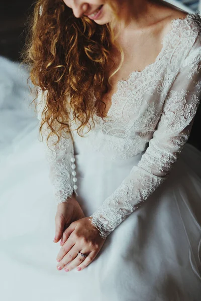 Atraente Bela Noiva Mostrando Noivado Anel Casamento Mão — Fotografia de Stock