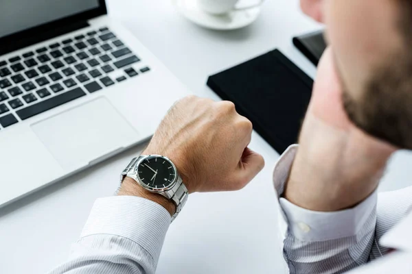 Primo Piano Dell Uomo Che Controlla Tempo Portata Mano — Foto Stock